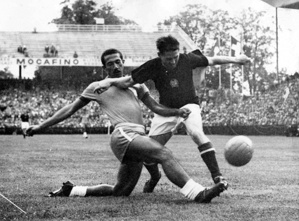 O brasileiro Pinheiro (e) disputa a bola com o húngaro Mihaly Toth durante partida entre Brasil e Hungria na Copa do Mundo de Futebol de 1954