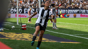 Jaqueline, do Corinthians, comemora seu gol na partida de volta da final do Campeonato Brasileiro Feminino A1 2024 entre Corinthians e São Paulo, realizada na Neo Química Arena