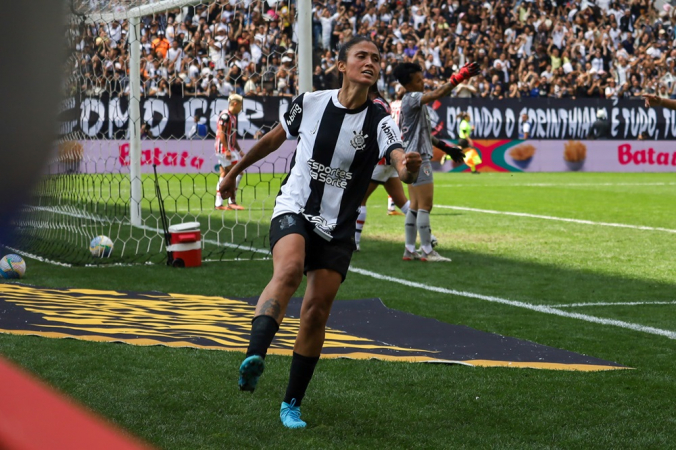 Jaqueline, do Corinthians, comemora seu gol na partida de volta da final do Campeonato Brasileiro Feminino A1 2024 entre Corinthians e São Paulo, realizada na Neo Química Arena