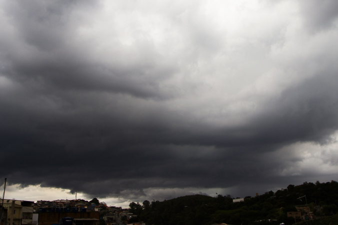 Nuvens carregadas cobrem o céu anunciando a chegada de chuva no bairro de Perus