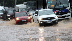 Chuva causa ponto de alagamento na avenida Cruzeiro do Sul,