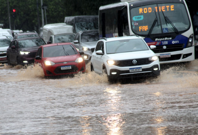 Chuva causa ponto de alagamento na avenida Cruzeiro do Sul,