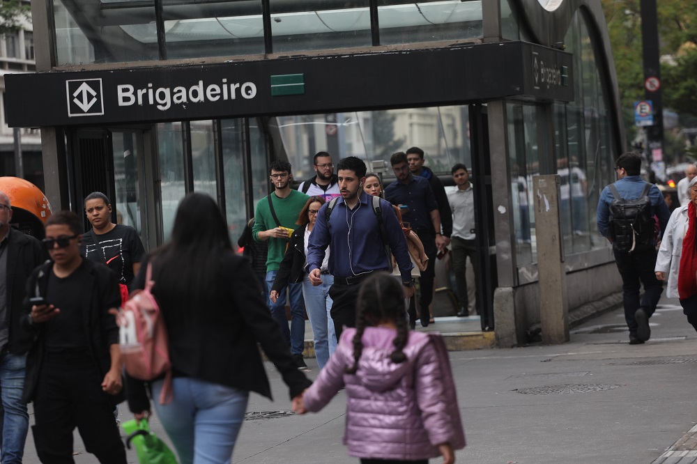 Pedestres enfrentam clima frio na Avenida Paulista, na região centro-sul de São Paulo