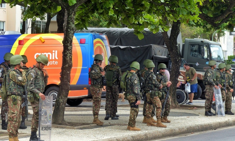 Il personale militare delle Forze Armate e gli agenti della Polizia Federale Stradale (PRF) rafforzano la sicurezza sul lungomare di Copacabana