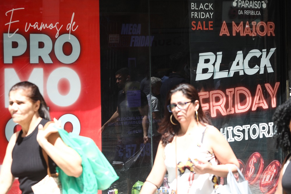 Lojas de rua anunciam promoções na região central de São Paulo