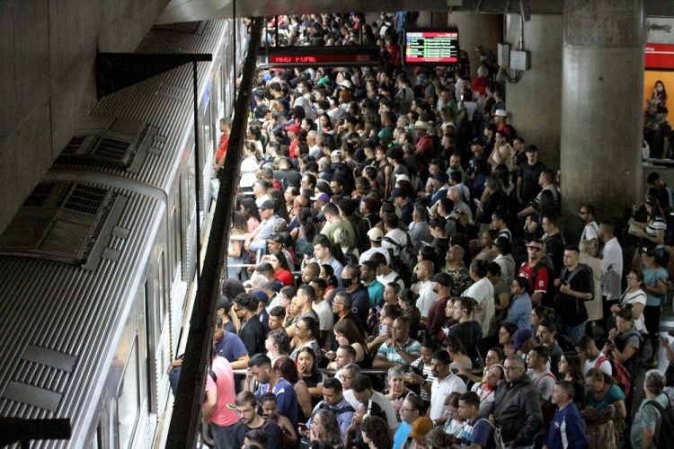 Falha na linha vermelha provoca caos e superlotação no Metrô de São Paulo