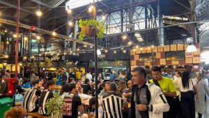 Torcedores brasileiros do Atlético Mineiro e do Botafogo aproveitam a gastronomia do Mercado de San Telmo, em Buenos Aires, na Argentina