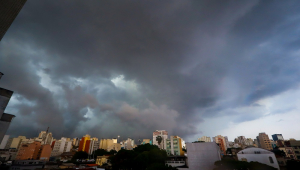 Nuvens escuras encobrem o céu no bairro da Bela Vista, na região central de São Paulo