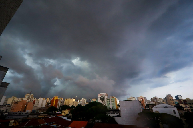 Nuvens escuras encobrem o céu no bairro da Bela Vista, na região central de São Paulo