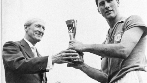 Bellini recebe a taça Jules Rimet após a conquista da copa do mundo de 58