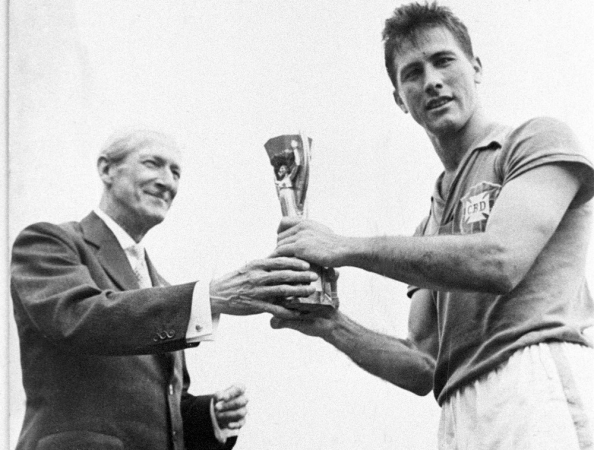 Bellini recebe a taça Jules Rimet após a conquista da copa do mundo de 58