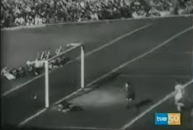 Bola entra no gol do arqueiro Ramallets após chute de Chico, no terceiro gol do Brasil sobre a Espanha no Maracanã