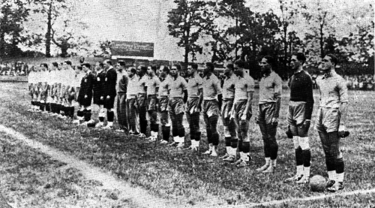 As equipes da Polônia e do Brasil posadas antes da estréia de ambas na Copa de 38