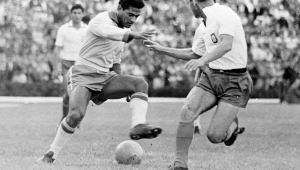 Jogador Garrincha passa o pé sobre a bola e engana seu marcador durante partida da Seleção Brasileira contra a Inglaterra,realizada em Sausalito, válida pela Copa do Chile de 1962