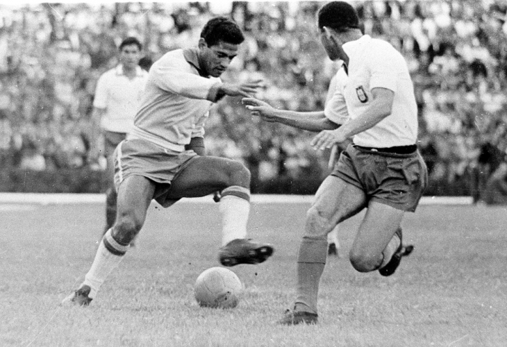 Jogador Garrincha passa o pé sobre a bola e engana seu marcador durante partida da Seleção Brasileira contra a Inglaterra,realizada em Sausalito, válida pela Copa do Chile de 1962