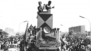 O técnico Zagallo (e) e o capitão Carlos Alberto desfilam com a taça Jules Rimet nas mãos em carro aberto, em Brasília