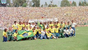 Jogadores e comissão técnica do Brasil posam após a partida final em Rose Bowl, Pasadena na Copa de 94 dos Estados Unidos Onde o Brasil venceu a Itália por 3 x 2 na disputa de pênaltis. Ao fundo uma faixa com os dizeres "Senna... aceleramos juntos, o tetra é nosso!"