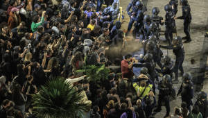 A polícia intervém após a manifestação realizada neste sábado