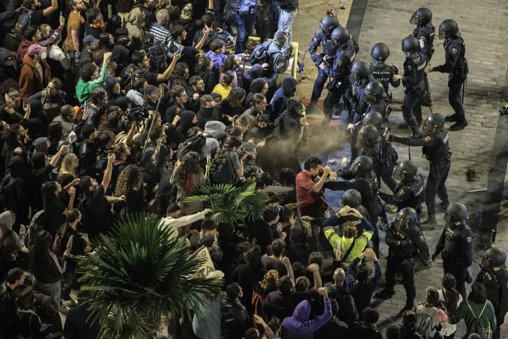 A polícia intervém após a manifestação realizada neste sábado