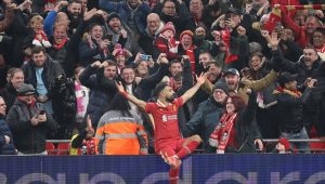 Mohamed Salah, do Liverpool, comemora após marcar o gol de 2 a 0 durante a partida da Premier League