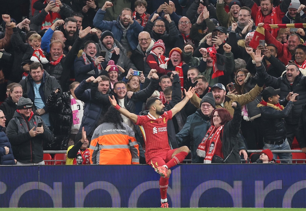 Mohamed Salah, do Liverpool, comemora após marcar o gol de 2 a 0 durante a partida da Premier League