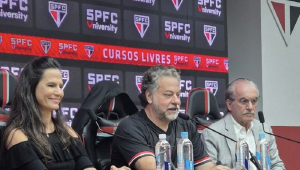 Julio Casares (ao centro), presidente do São Paulo, participa de coletiva de apresentação da SPFC University