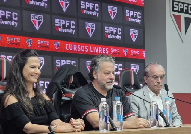 Julio Casares (ao centro), presidente do São Paulo, participa de coletiva de apresentação da SPFC University