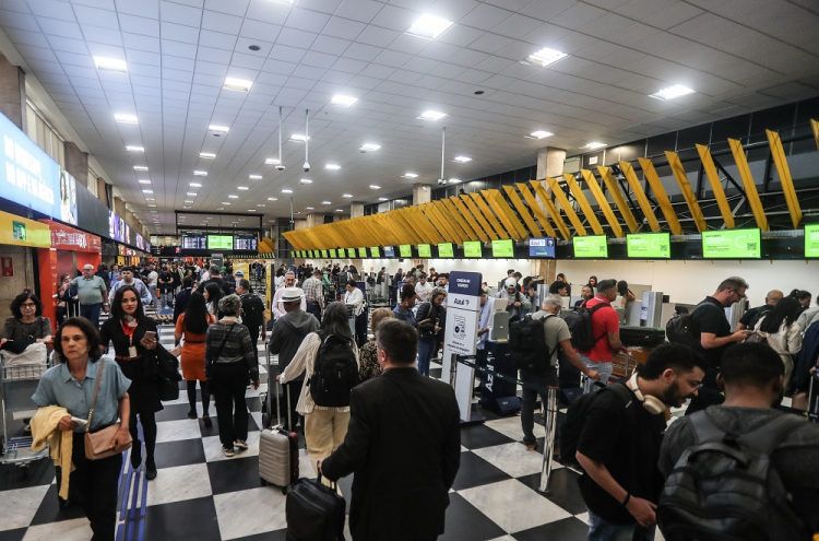 Passageiros enfrentam caos em aeroportos após voos serem cancelados no Rio e em São Paulo