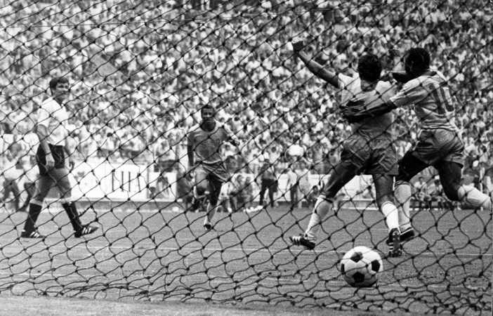 Após ter marcado o gol de empate contra o Uruguai na semifinal da Copa do Mundo de 70, Clodoaldo é abraçado por Pelé