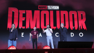 Brad Winderbaum, executivo de produção e desenvolvimento da Marvel, (à esquerda) no palco com as estrelas de Demolidor, Charlie Cox e Vincent D’Onofrio, durante o segundo dia do D23