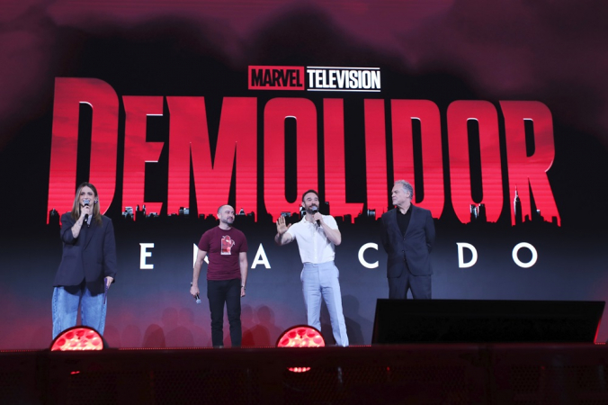 Brad Winderbaum, executivo de produção e desenvolvimento da Marvel, (à esquerda) no palco com as estrelas de Demolidor, Charlie Cox e Vincent D’Onofrio, durante o segundo dia do D23