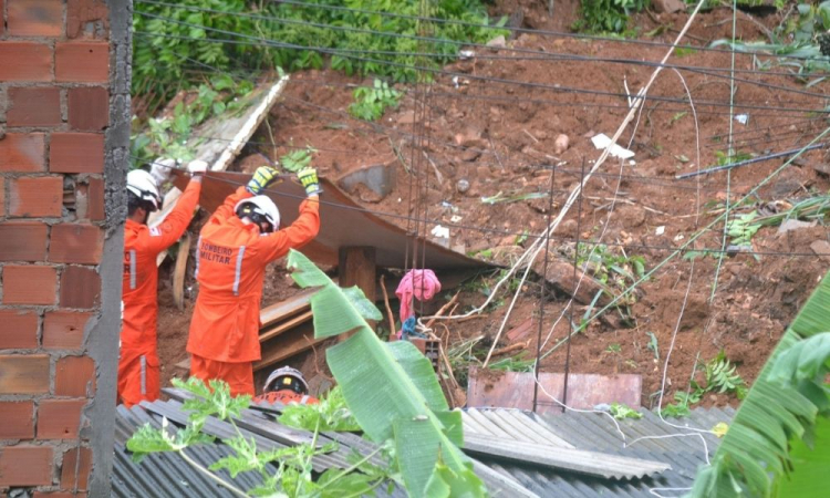 Bombeiros tentam resgatar soterrados em deslizamento de terra em Salvador