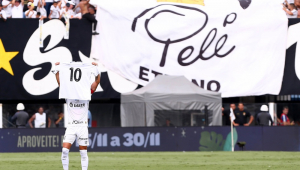 Diego Pituca, do Santos, exibe a camisa 10 do Rei Pelé antes da partida entre Santos e CRB válida pela 37ª rodada da Série B