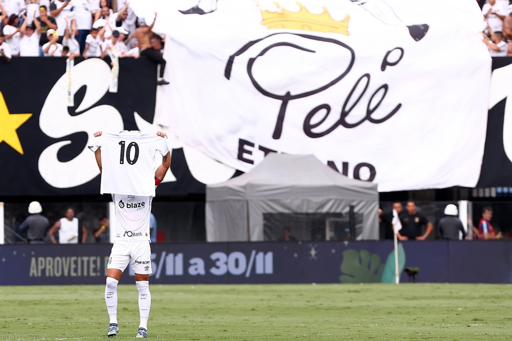 Diego Pituca, do Santos, exibe a camisa 10 do Rei Pelé antes da partida entre Santos e CRB válida pela 37ª rodada da Série B