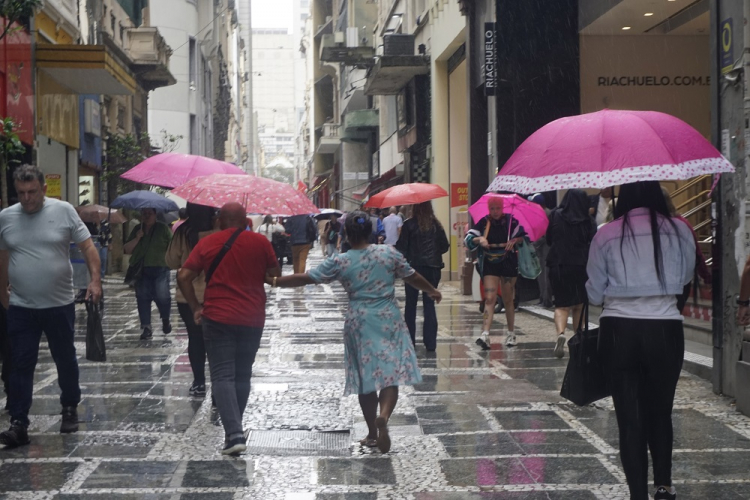 São Paulo entra em estado de atenção para alagamentos devido à chuva