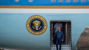 Joe Biden desce de avião