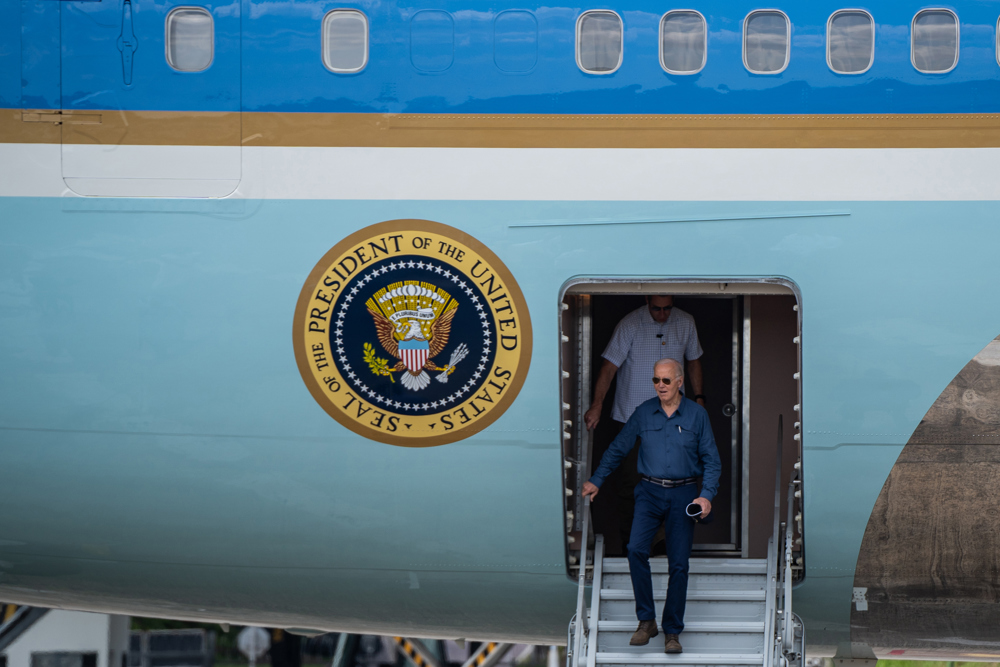 Joe Biden desce de avião