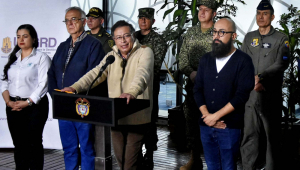 Fotografia fornecida pelo escritório de imprensa da presidência da Colômbia, mostrando o presidente Gustavo Petro (3º à esquerda), ao lado do ministro da Defesa Iván Velásquez (2º à esquerda) e do diretor da Unidade Nacional para a Gestão de Risco de Desastres (UNGRD), Carlos Carrillo (à direita), durante uma declaração neste domingo em Bogotá