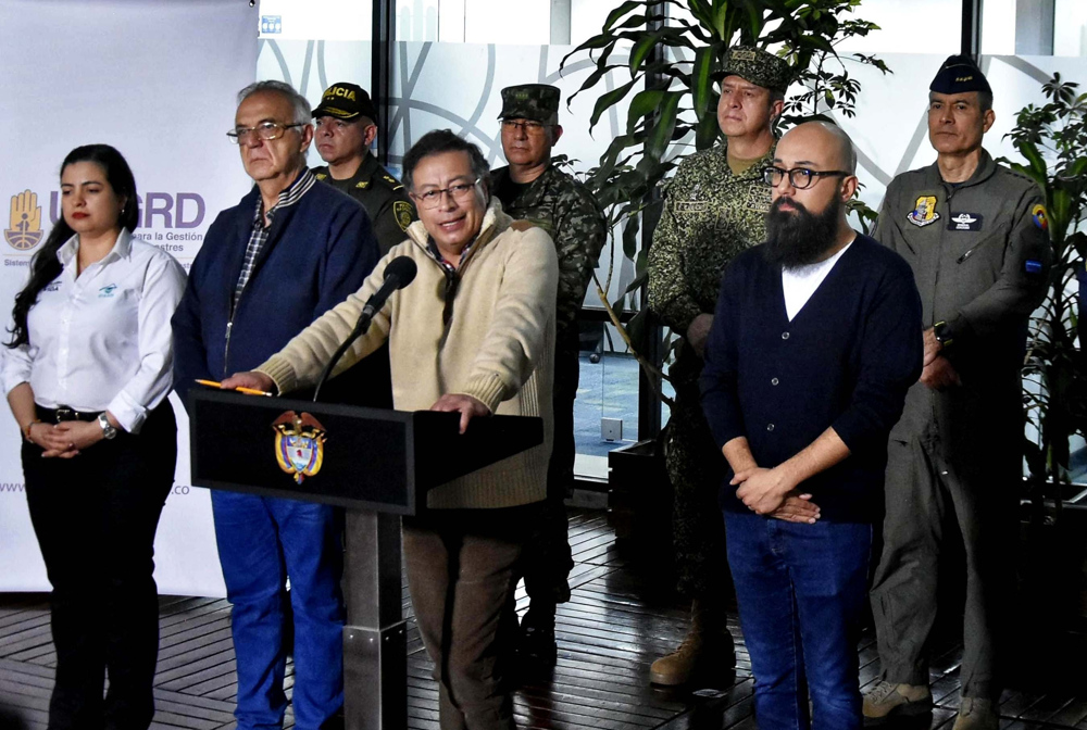 Fotografia fornecida pelo escritório de imprensa da presidência da Colômbia, mostrando o presidente Gustavo Petro (3º à esquerda), ao lado do ministro da Defesa Iván Velásquez (2º à esquerda) e do diretor da Unidade Nacional para a Gestão de Risco de Desastres (UNGRD), Carlos Carrillo (à direita), durante uma declaração neste domingo em Bogotá