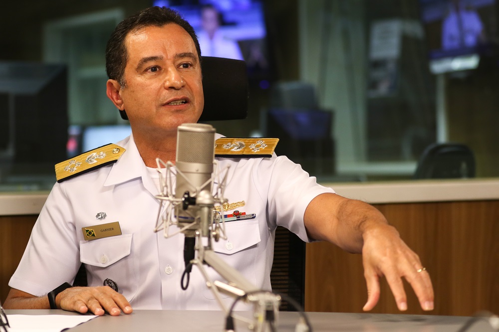 O comandante da Marinha, almirante Almir Garnier Santos, participa do programa A Voz do Brasil