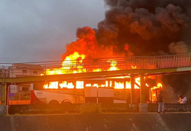 Ônibus da Máfia Azul pega fogo após emboscada da torcida do Cruzeiro