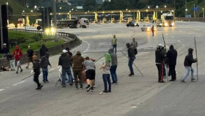 Integrantes da Mancha Verde atacam torcedores do Cruzeiro com barras de ferro na Fernão Dias