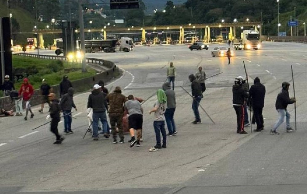 Integrantes da Mancha Verde atacam torcedores do Cruzeiro com barras de ferro na Fernão Dias