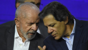 O presidente da República, Luiz Inácio Lula da Silva, e Fernando Haddad (d), ministro da Fazenda, participam de cerimônia organizada no Allianz Parque