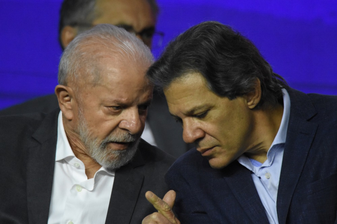 O presidente da República, Luiz Inácio Lula da Silva, e Fernando Haddad (d), ministro da Fazenda, participam de cerimônia organizada no Allianz Parque