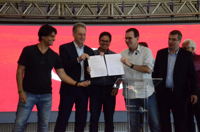 O Prefeito do Rio de Janeiro, Eduardo Paes, e o presidente do Flamengo, Rodolfo Landim, assinam termo de compromisso que viabilizam a construção do Estádio do Clube de Regatas do Flamengo