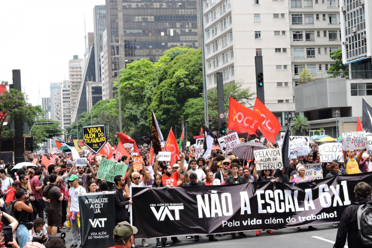 Manifestantes pedem fim da escala de trabalho 6×1 em protestos pelo Brasil