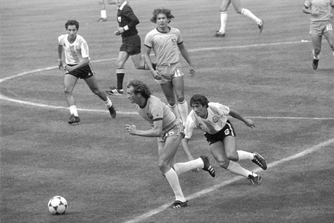 Falcão (c), da Seleção do Brasil, dribla Barbas, da Seleção da Argentina, no estádio Sarriá