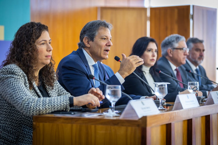 Haddad coloca mercado em ‘xeque’ após dólar disparar com anúncio sobre isenção do IR