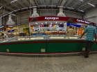 Setor de carnes e açougue no interior de um supermercado da cidade de Marília